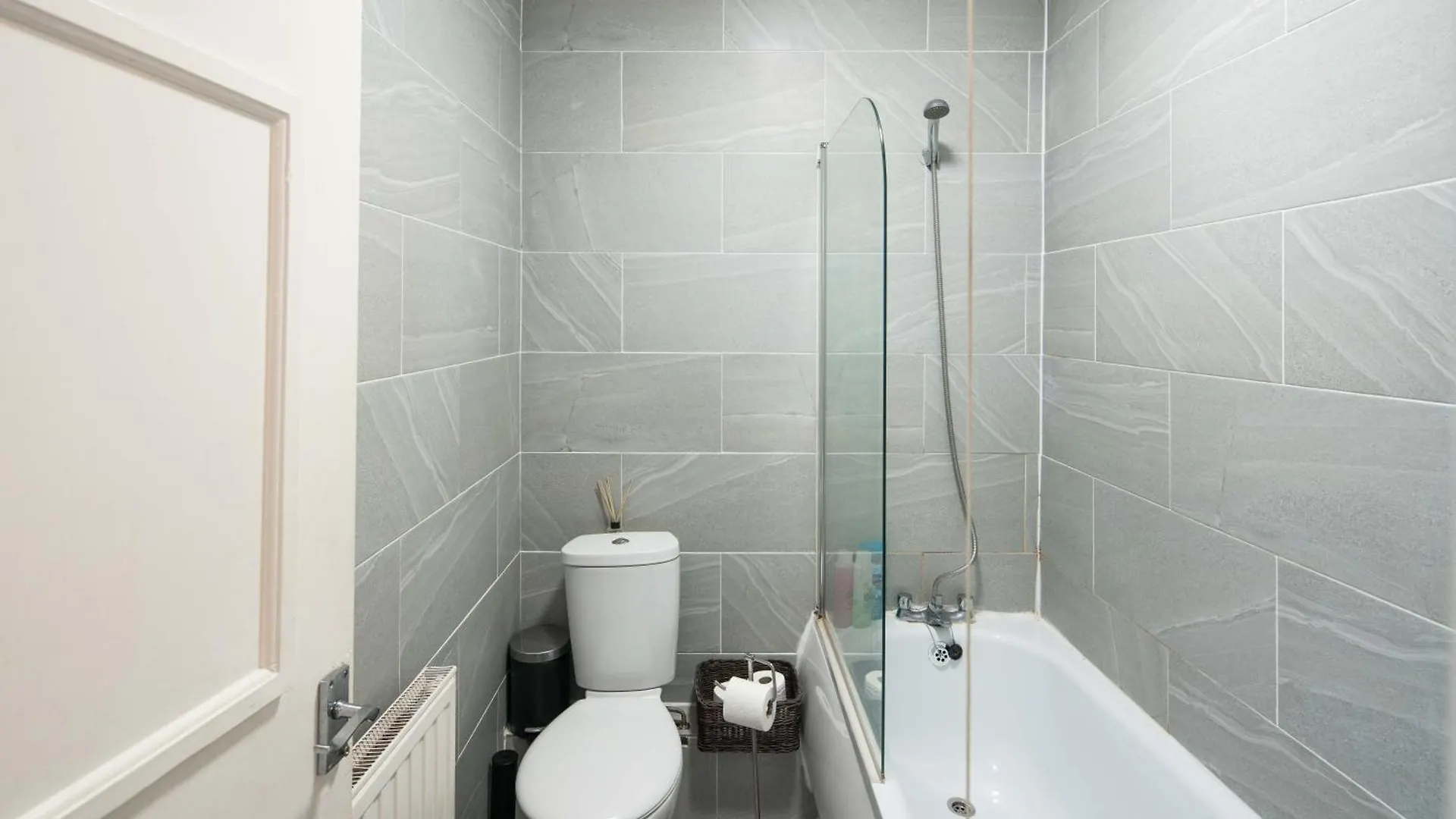 Private Double Room Shared Bathroom Near City Centre London