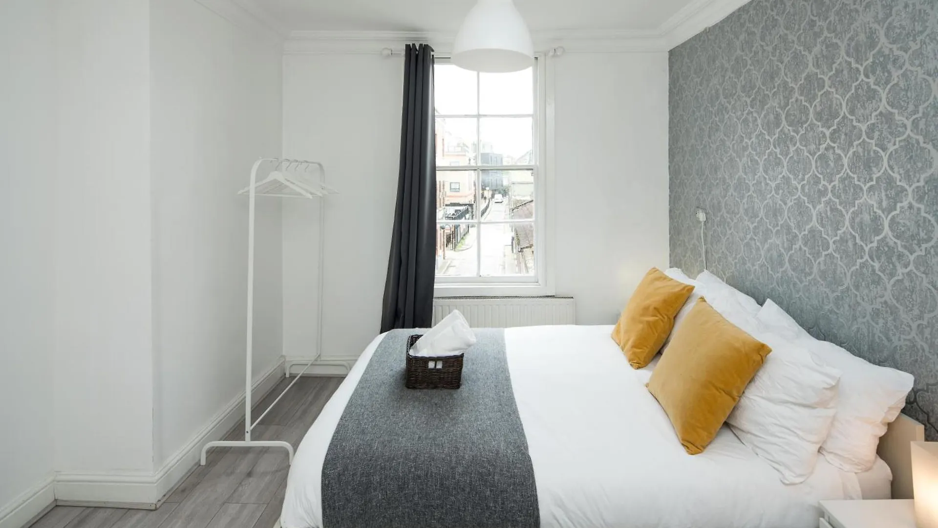 Private Double Room Shared Bathroom Near City Centre London Guest house
